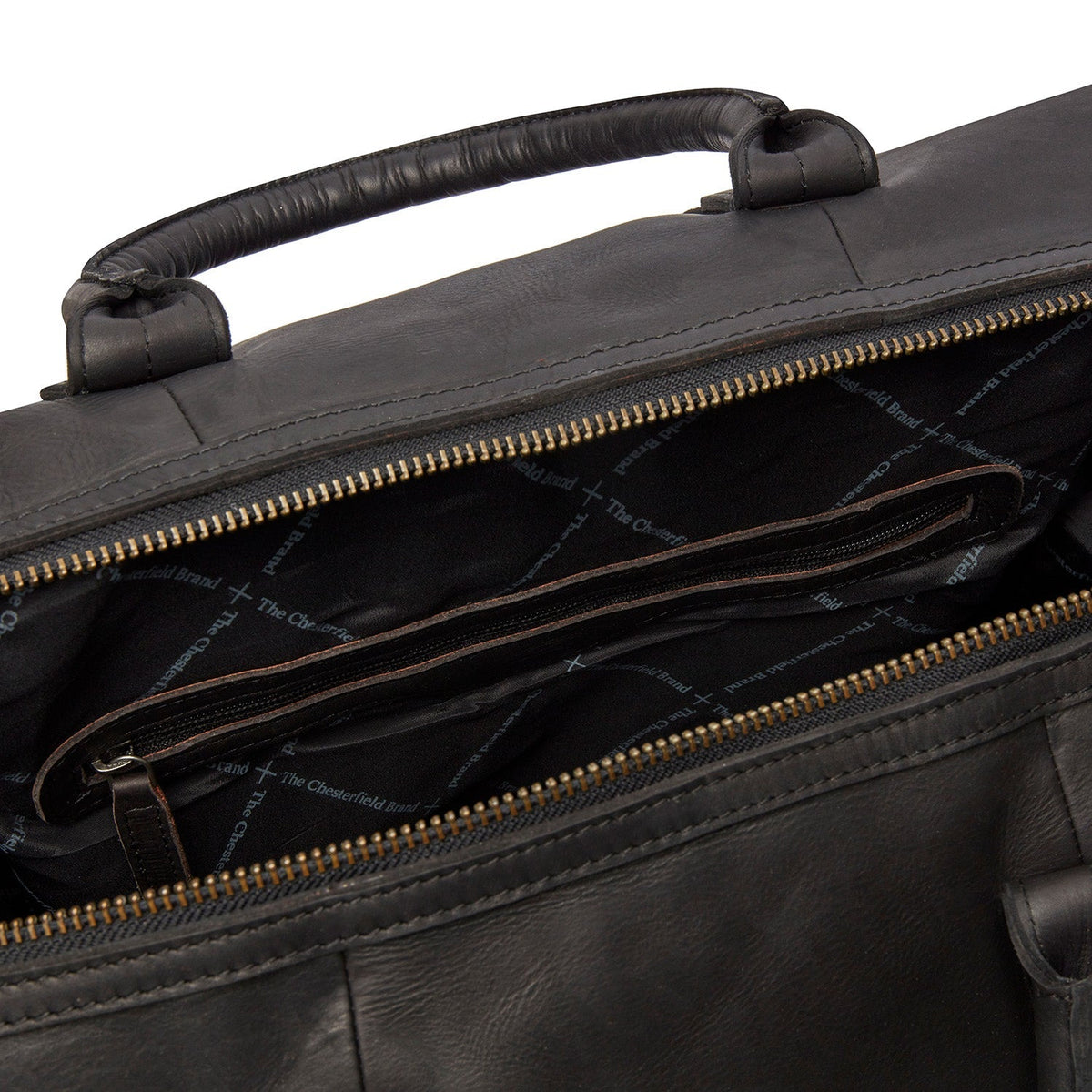 
Solid Antique Brass Hardware & Heavy-Duty Dual Zipper Detail on Portsmouth Vollnarbenleder-Weekender-Reisetasche