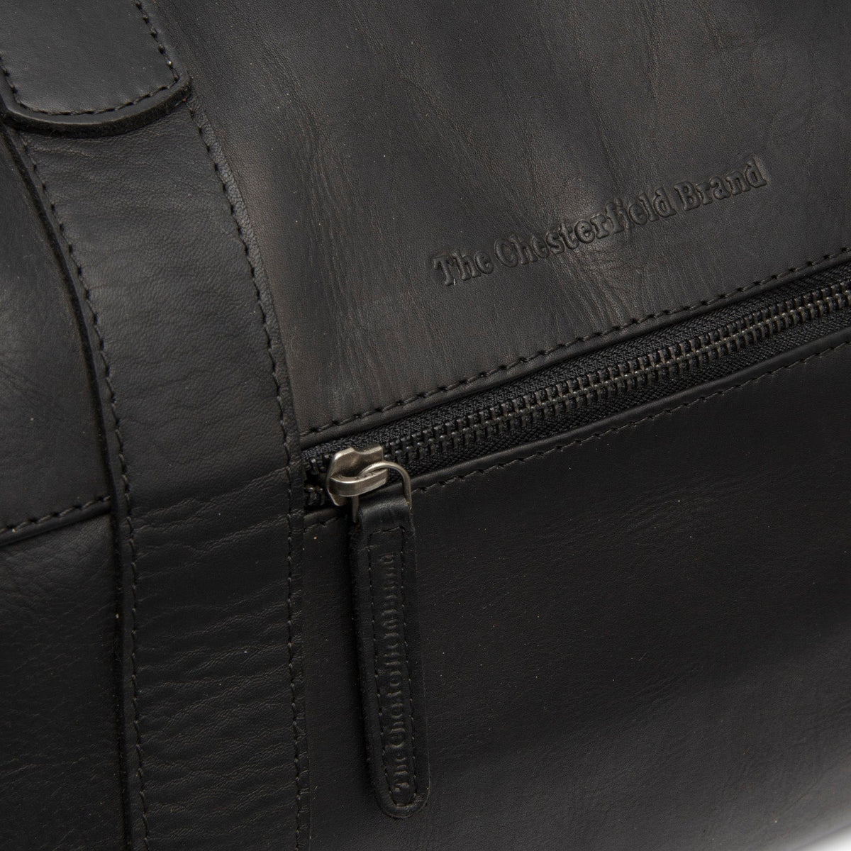 
Portsmouth II Vollnarbenleder-Weekender-Reisetasche - Strukturierte Seitenansicht mit Faltentiefe & Erweiterungsvolumen