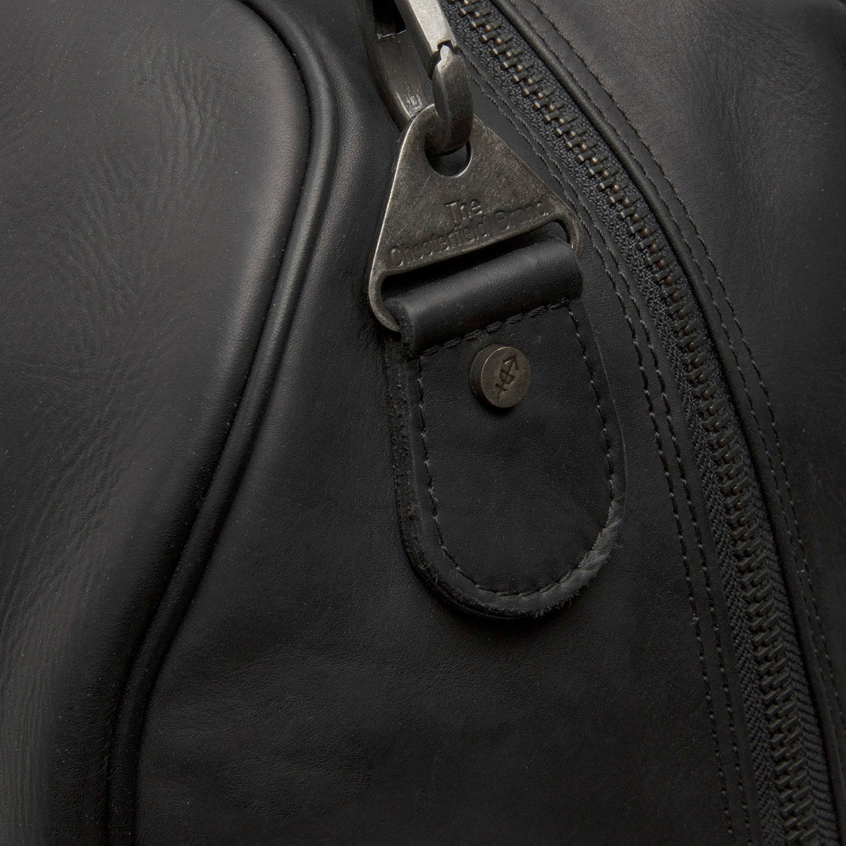
Solid Antique Brass Hardware & Heavy-Duty Dual Zipper Detail on William Vollnarbenleder-Weekender-Reisetasche