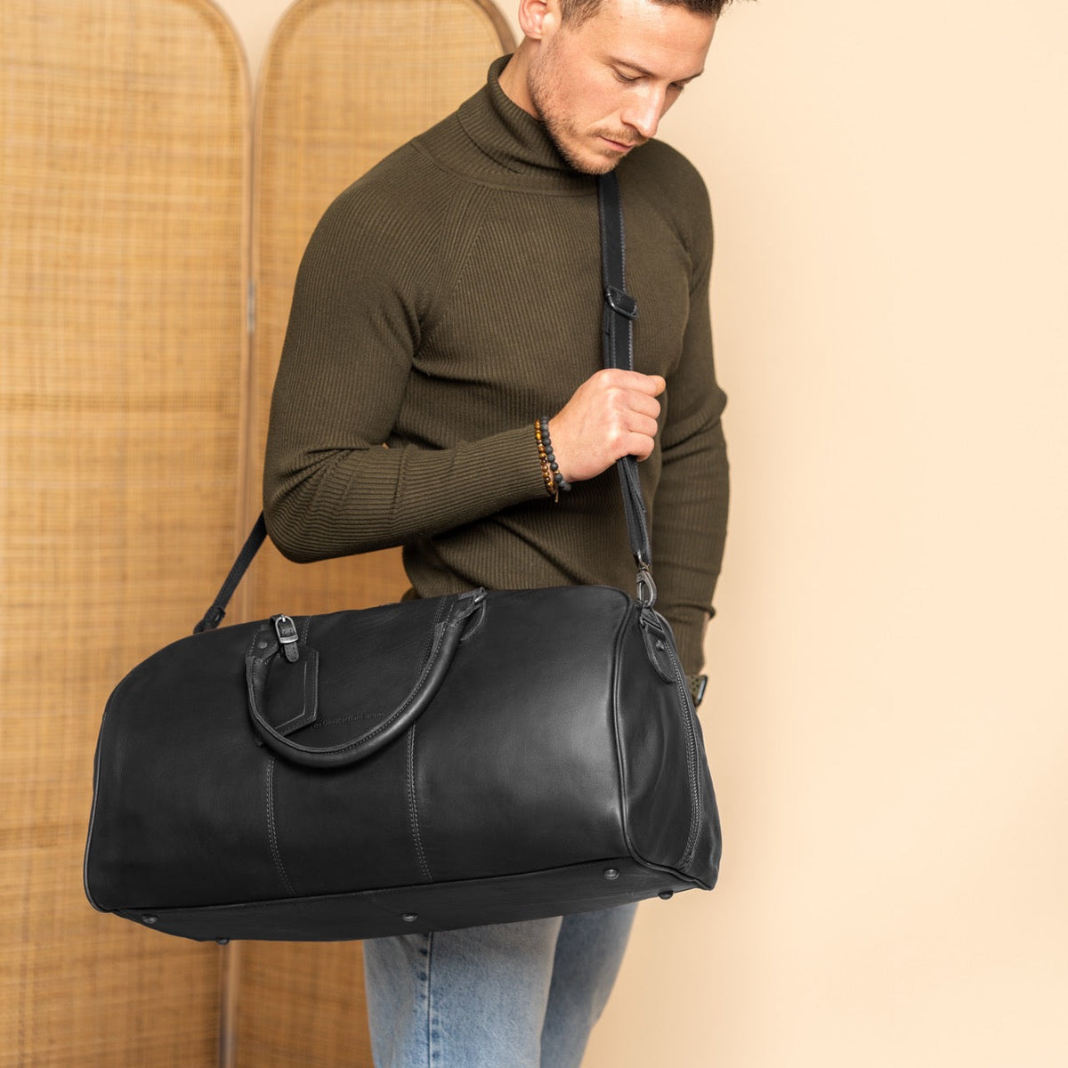 
William Vollnarbenleder-Weekender-Reisetasche - Strukturierte Seitenansicht mit Faltentiefe & Erweiterungsvolumen