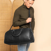 
William Vollnarbenleder-Weekender-Reisetasche - Strukturierte Seitenansicht mit Faltentiefe & Erweiterungsvolumen