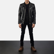 
Legacy Schwarz Leder-Bikerjacke für Herren - Seitenansicht mit ergonomischem Ärmelschnitt & sportlicher Passform
