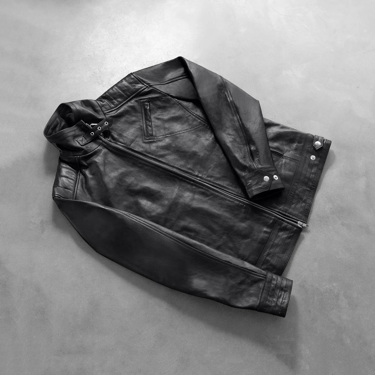
Passform-Perspektive von Legacy Schwarz Leder-Bikerjacke für Herren am Model - Natürlicher Faltenwurf im Tageslicht