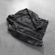
Passform-Perspektive von Legacy Schwarz Leder-Bikerjacke für Herren am Model - Natürlicher Faltenwurf im Tageslicht