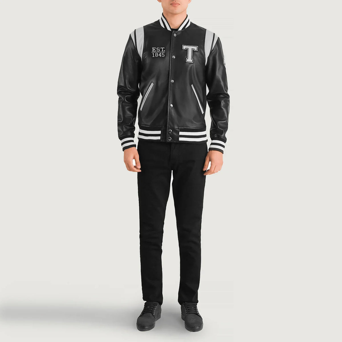 
Liberte Texas Schwarz Leather Varsity Lederjacke für Herren - Seitenansicht mit ergonomischem Ärmelschnitt & sportlicher Passform