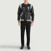 
Liberte Texas Schwarz Leather Varsity Lederjacke für Herren - Seitenansicht mit ergonomischem Ärmelschnitt & sportlicher Passform