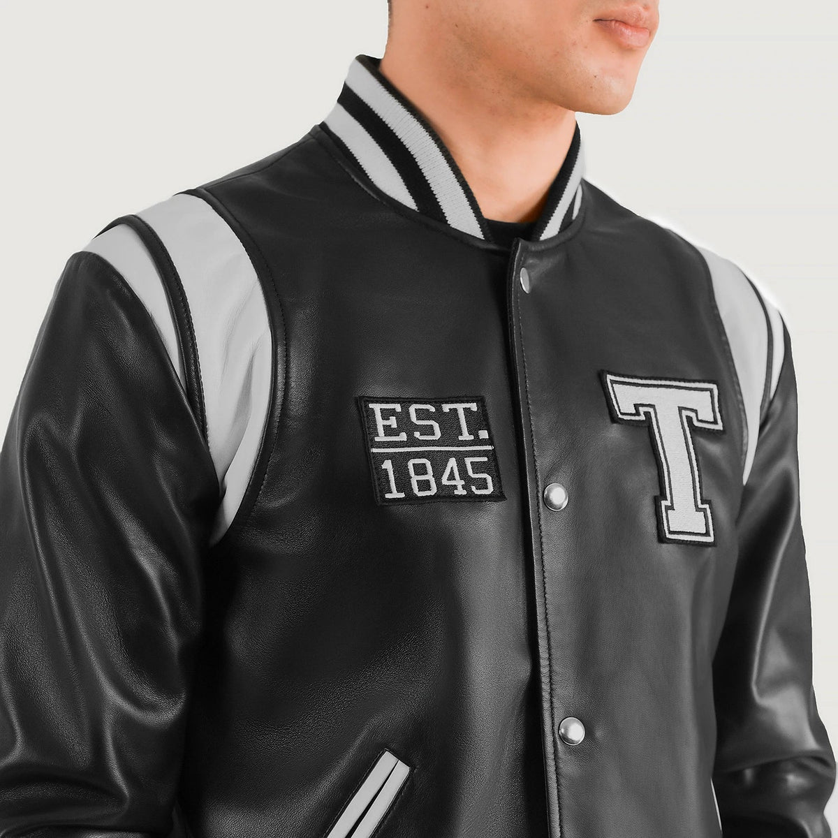 
Detailansicht of Varsity & Snap Button Hardware on Liberte Texas Schwarz Leather Varsity Lederjacke für Herren