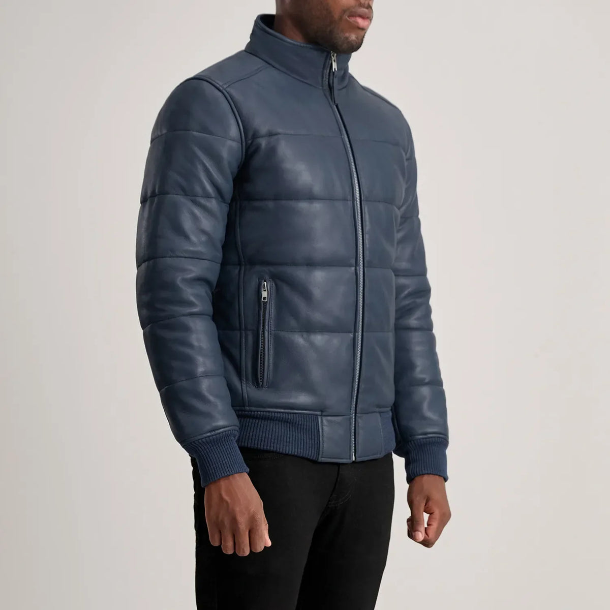 
Passform-Perspektive von Lucas Blue Leather Puffer Bomber Jacket am Model - Natürlicher Faltenwurf im Tageslicht