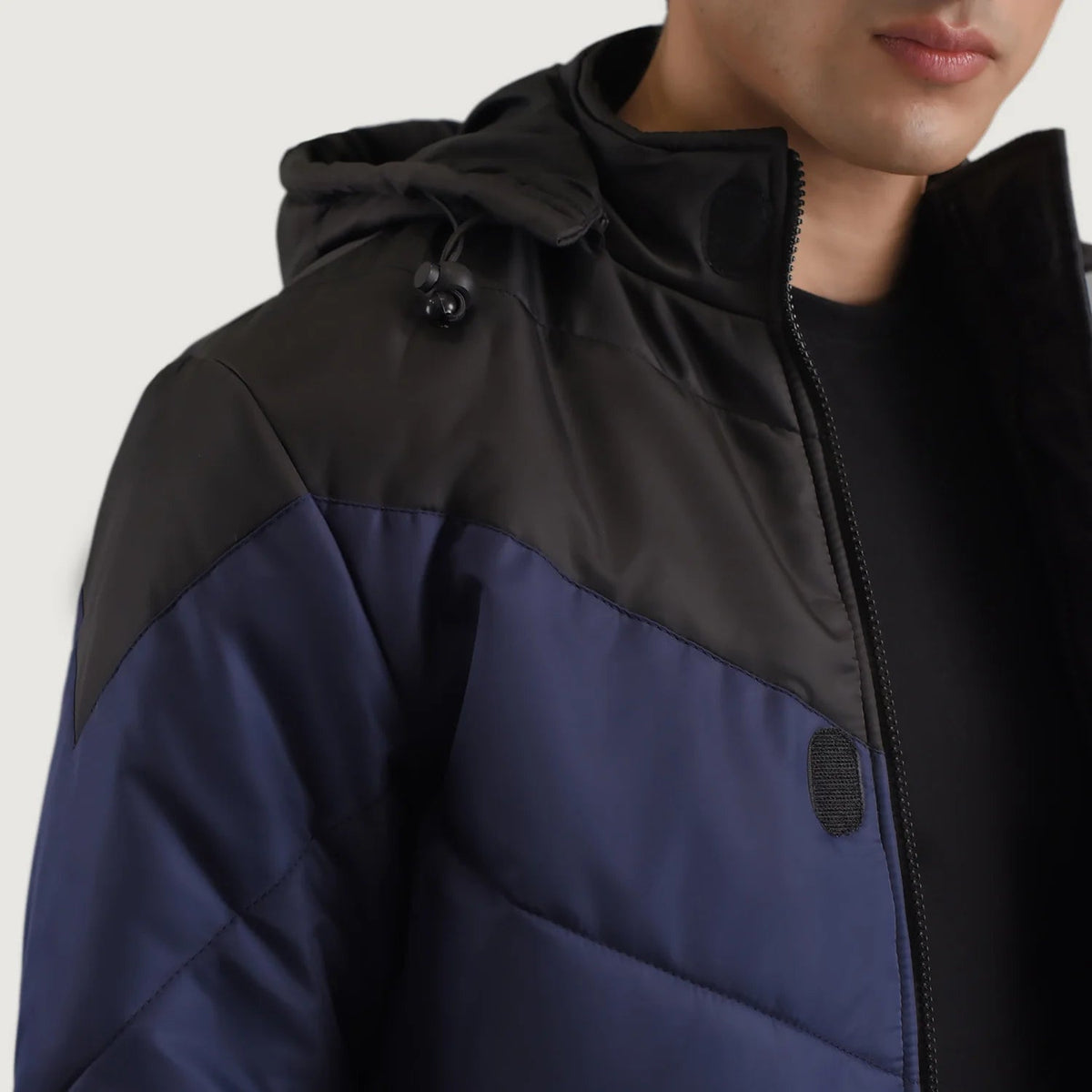 
Innenansicht Showing Quilted Viscose Lining & Zwei funktionale Innentaschen