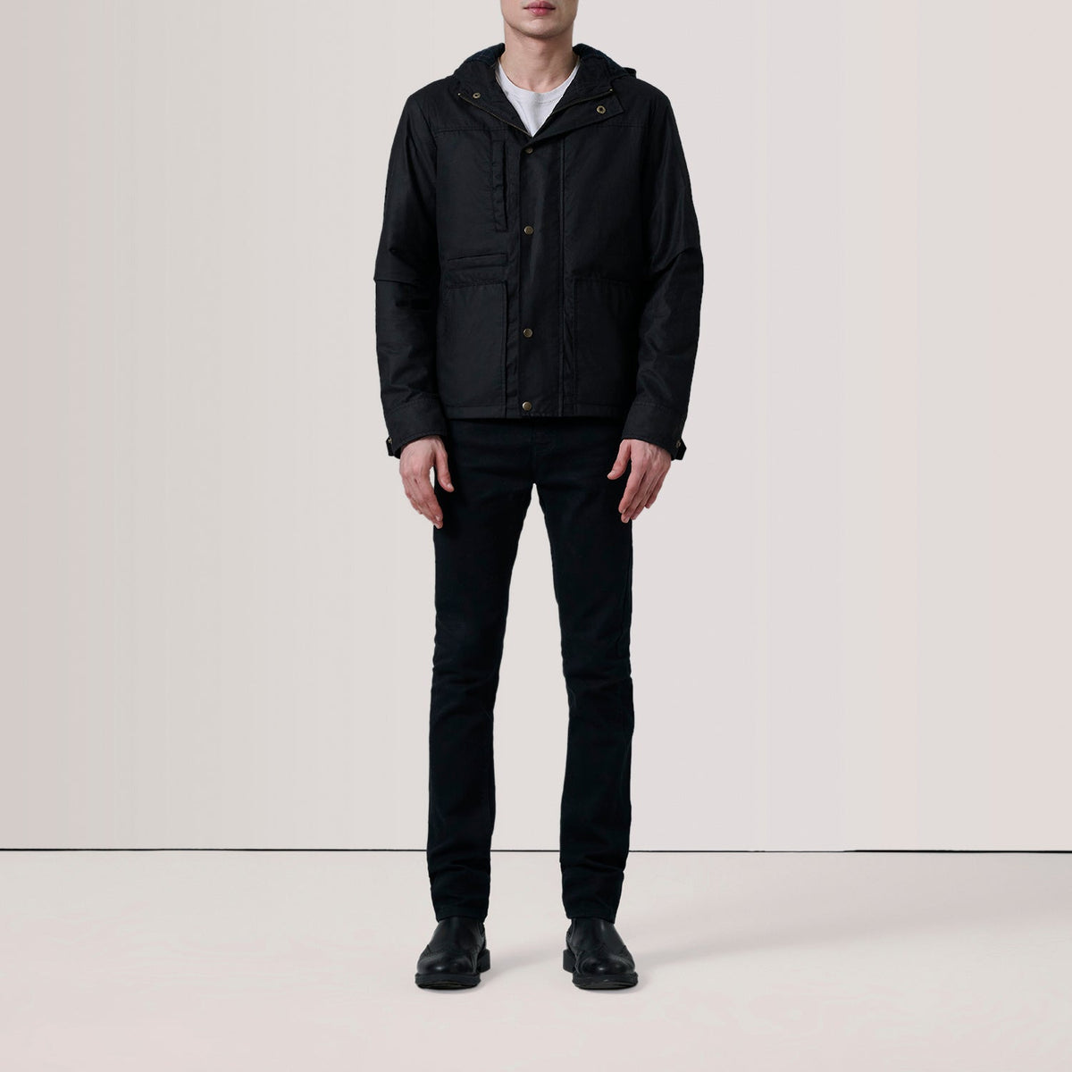 Black Waxed Cotton Canvas Hooded Jacket - Rückansicht mit passgenauen Schultern &amp; sauberem Saum