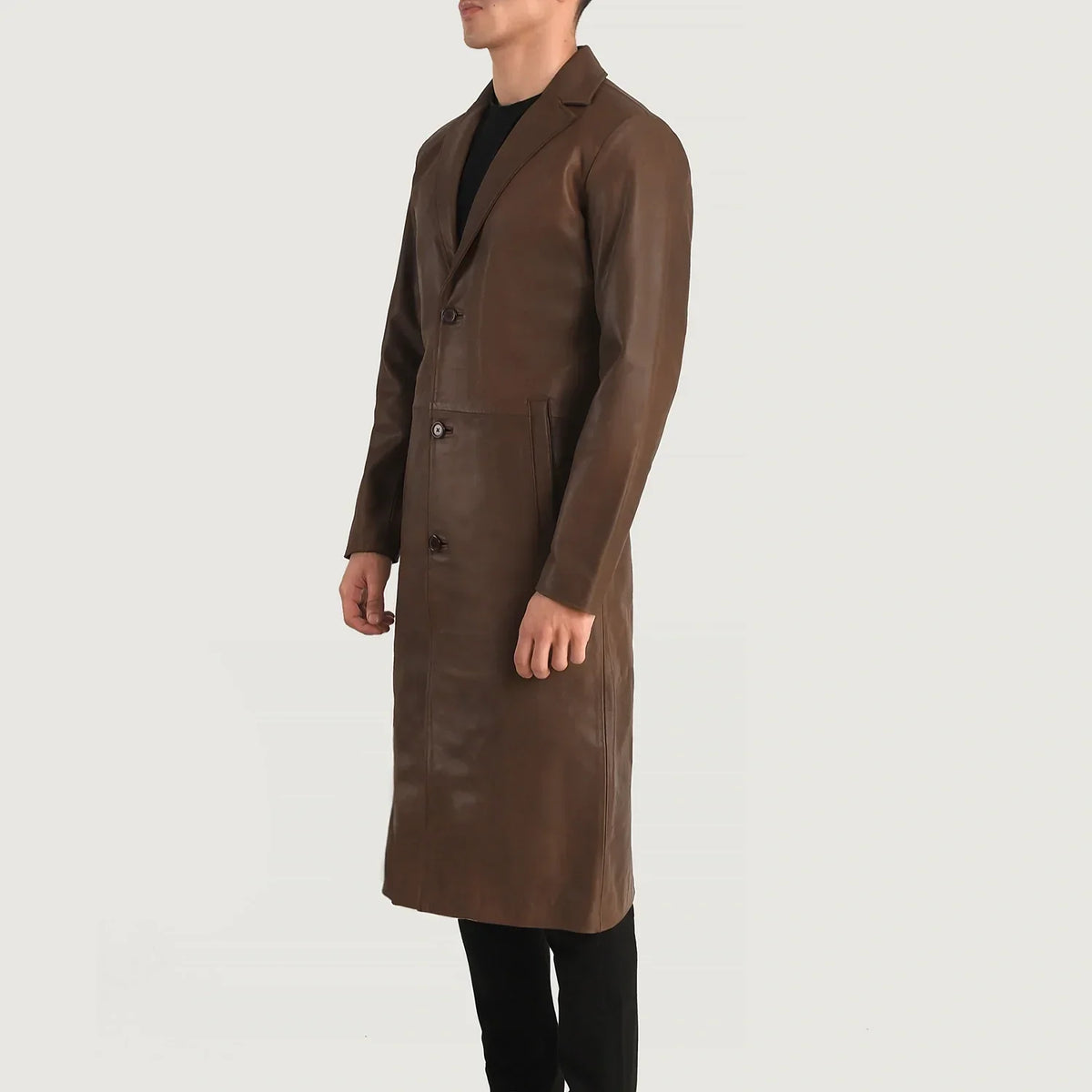 
Passform-Perspektive von Mateo Black Leather Single Breasted Coat am Model - Natürlicher Faltenwurf im Tageslicht