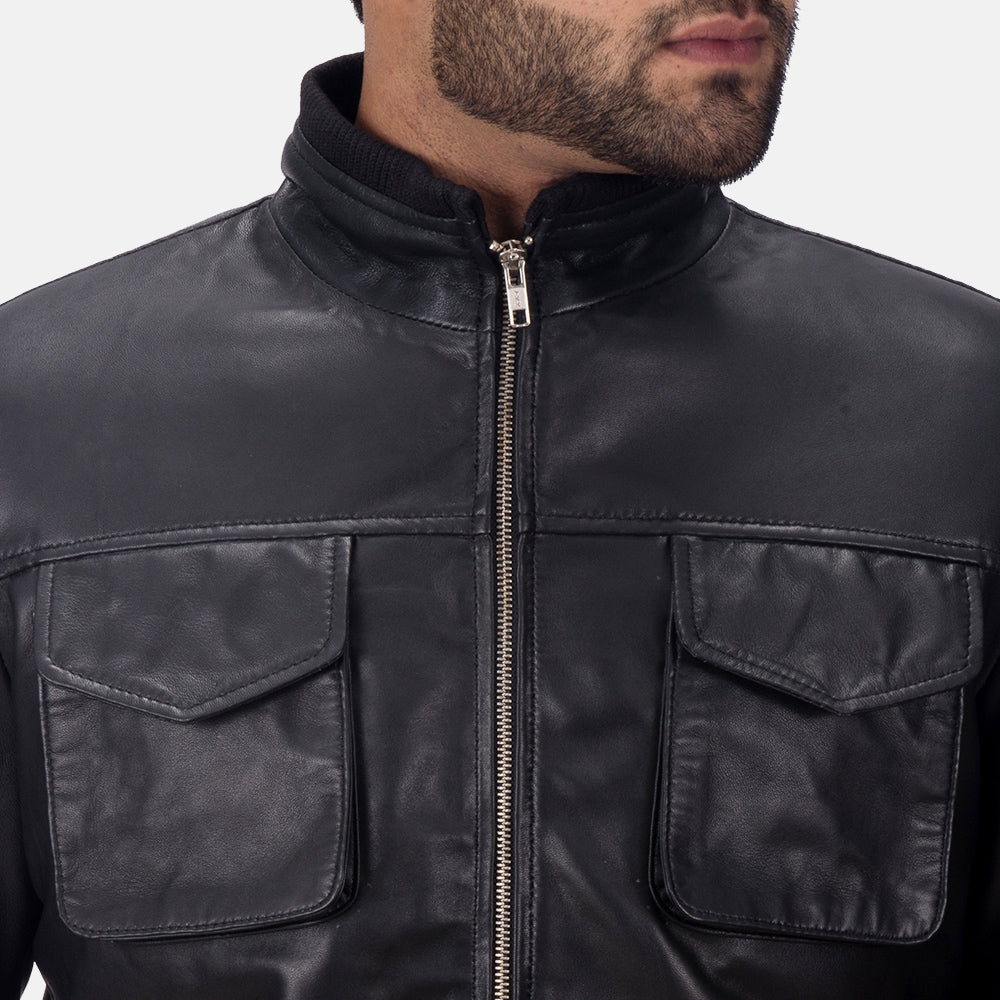 
Maurice Schwarz Lederjacke für Herren - Seitenansicht mit ergonomischem Ärmelschnitt & sportlicher Passform