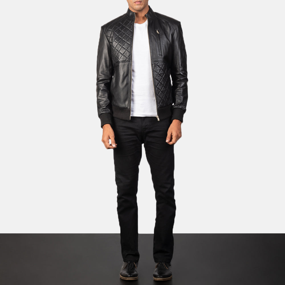 Moda Black Leather Bomber Jacket - Seitenansicht mit ergonomischem Ärmelschnitt