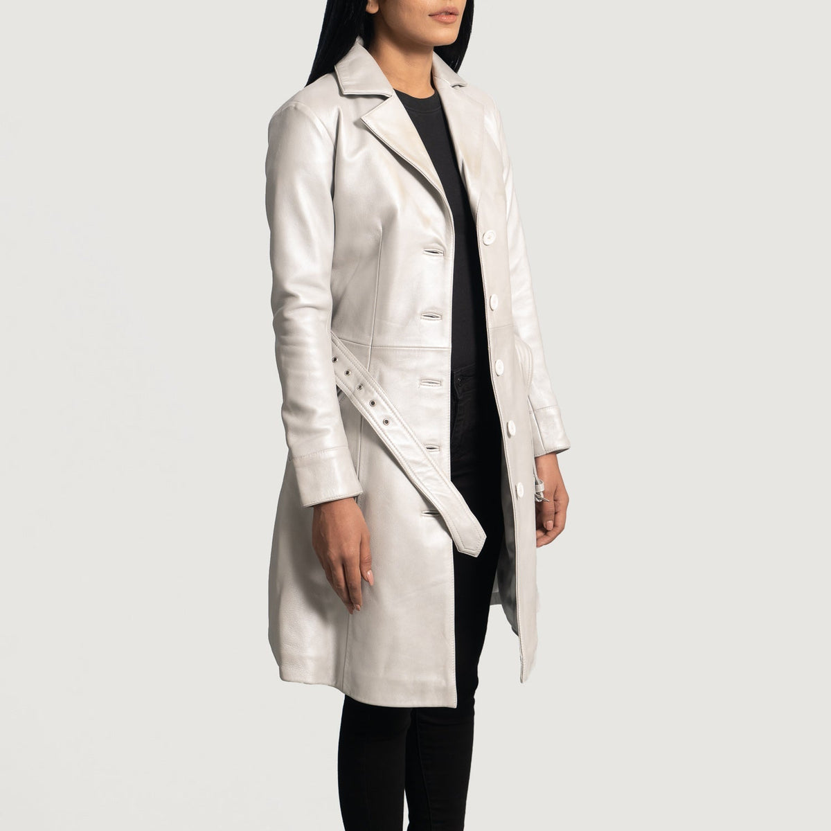 Women's Moonlight Silver Leder-Trenchcoat für Damen - Seitenansicht mit ergonomischem Ärmelschnitt