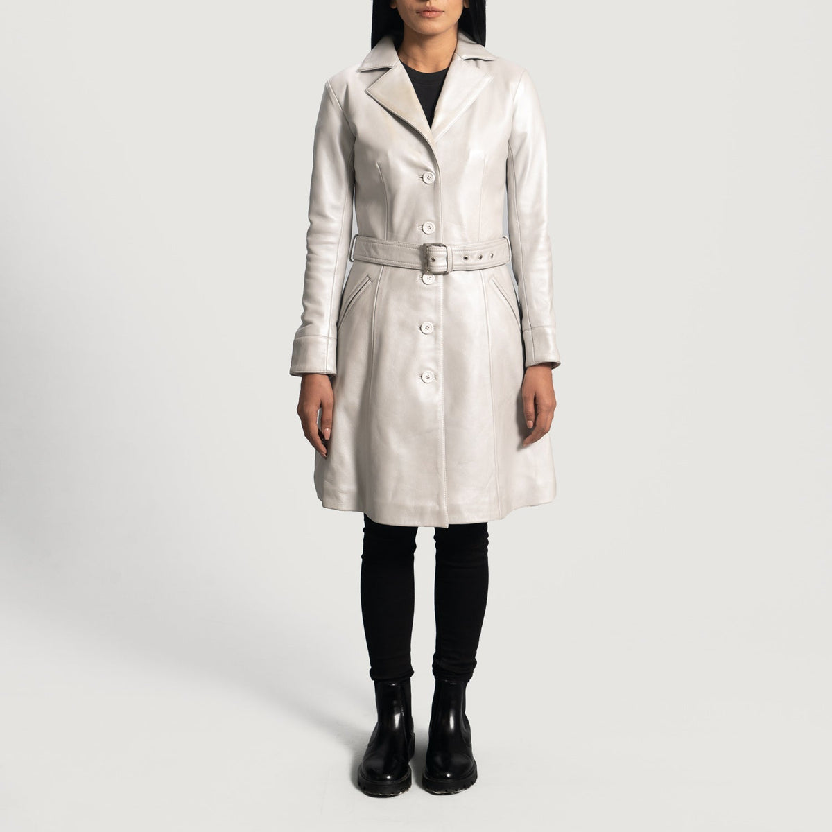 Detailansicht of Notch &amp; Button Hardware on Women's Moonlight Silver Leder-Trenchcoat für Damen