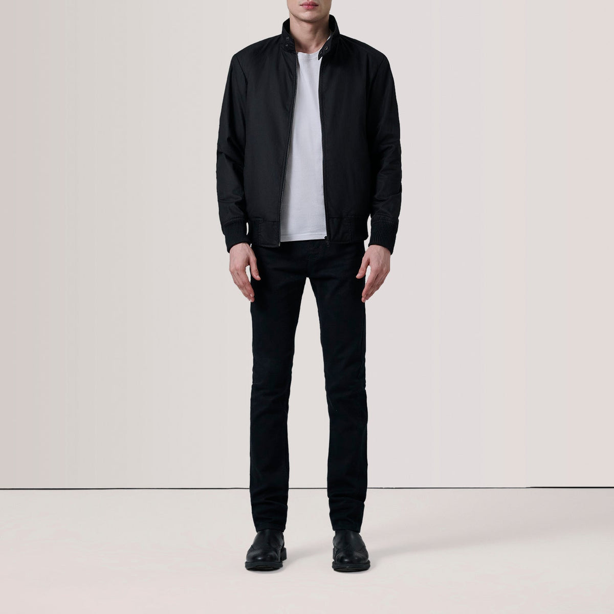 Black Waxed Cotton Canvas Bomber Jacket - Rückansicht mit passgenauen Schultern &amp; sauberem Saum