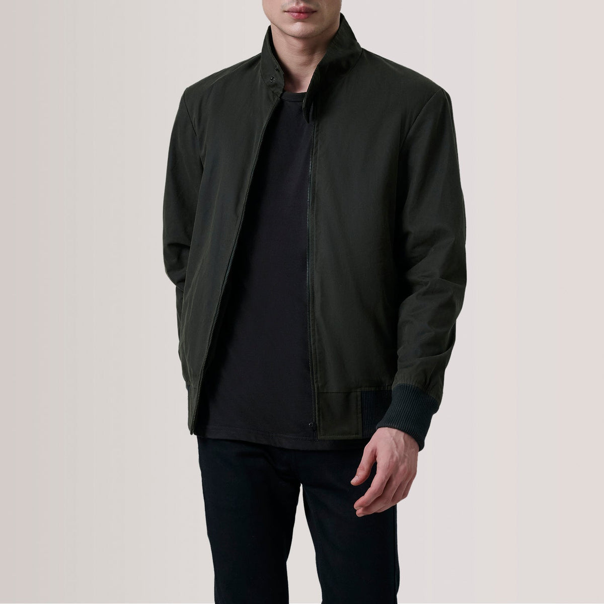 
Morrison Olive Canvas Leder-Bomberjacke für Herren For Men in Olive Waxed Cotton Canvas - Vorderansicht & maßgeschneiderte Silhouette | Online Kaufen