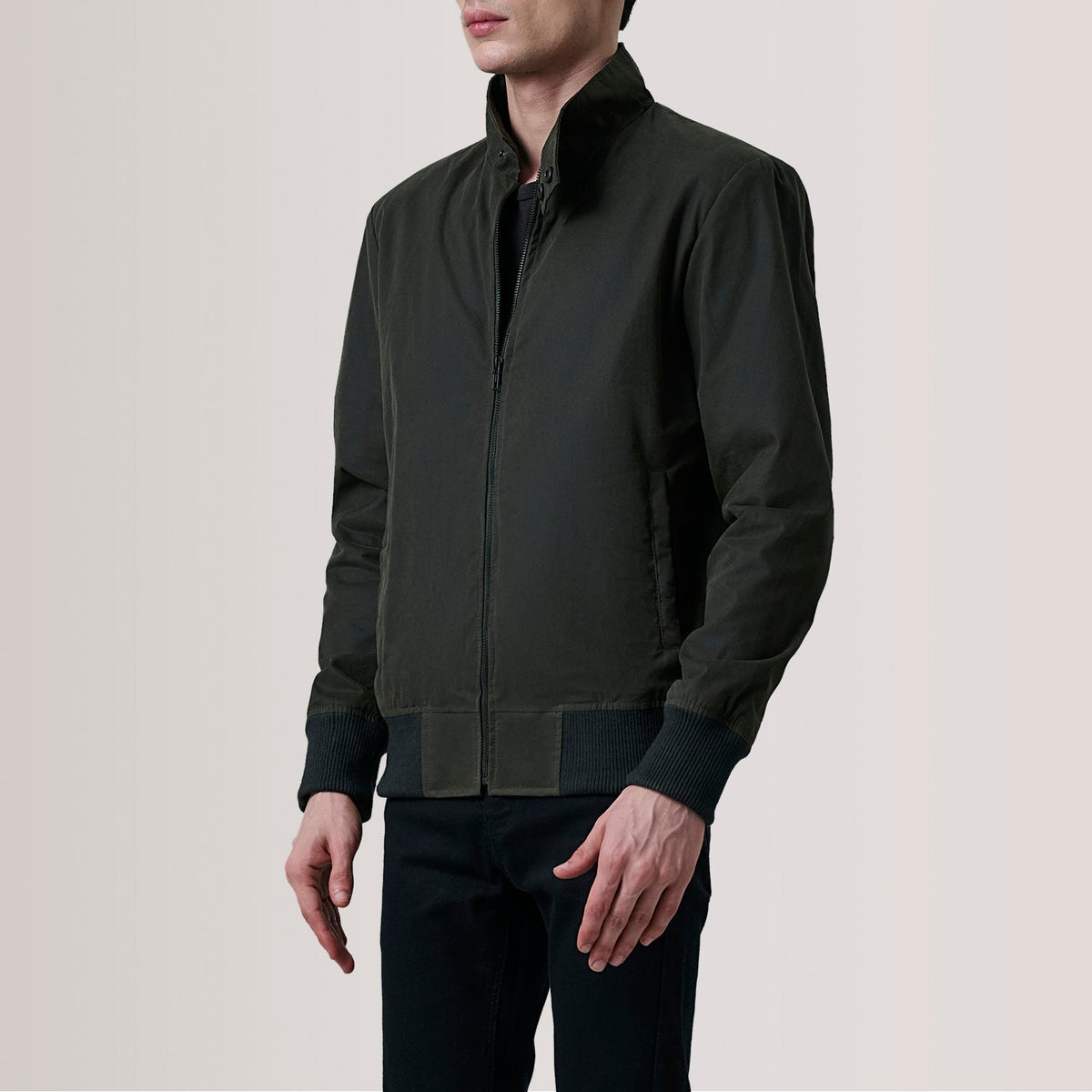 
Morrison Olive Canvas Leder-Bomberjacke für Herren For Men - Seitenansicht mit ergonomischem Ärmelschnitt & sportlicher Passform