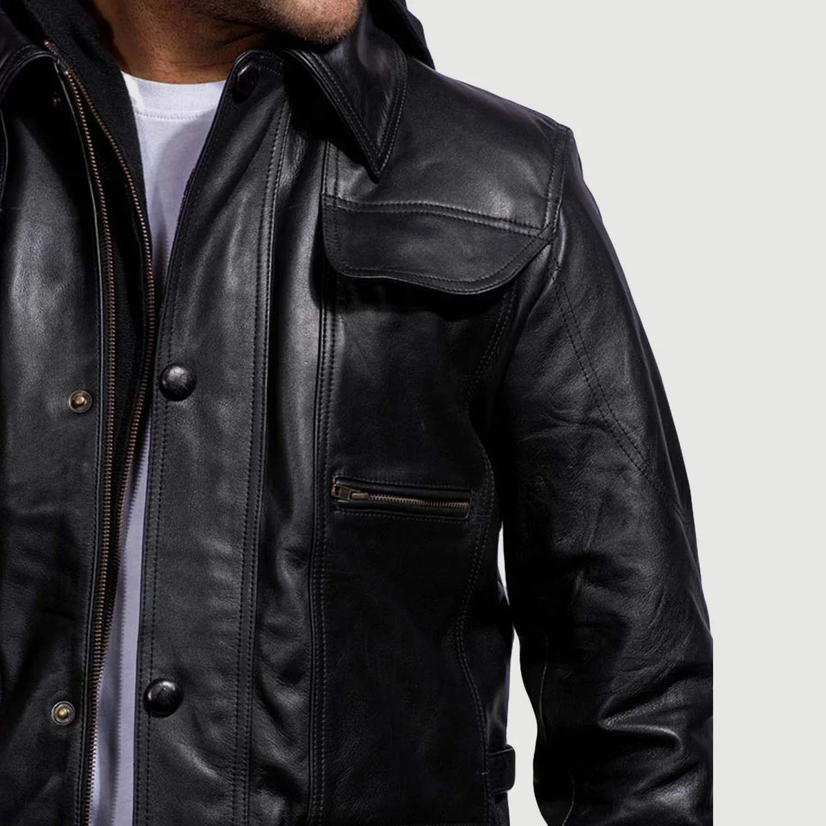 
Moulder Hooded Schwarz Lederjacke für Herren - Seitenansicht mit ergonomischem Ärmelschnitt & sportlicher Passform