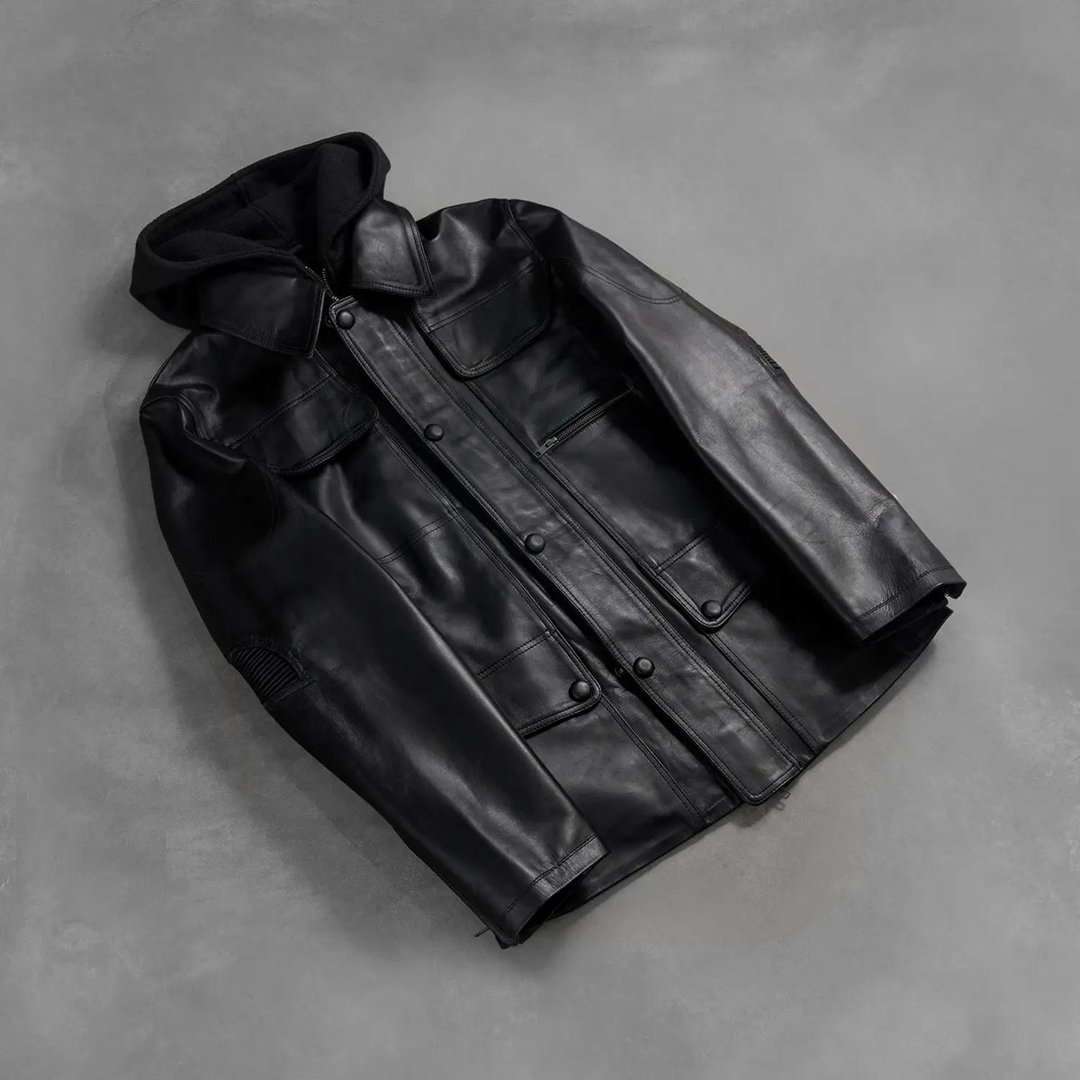 
Handwerkliche Saumverarbeitung an Moulder Hooded Schwarz Lederjacke für Herren