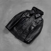 
Passform-Perspektive von Moulder Hooded Schwarz Lederjacke für Herren am Model - Natürlicher Faltenwurf im Tageslicht