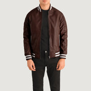 Pascal Kastanienbraun Leather Varsity Lederjacke für Herren in Maroon Sheepskin Leather - Vorderansicht &amp; maßgeschneiderte Silhouette | Online Kaufen