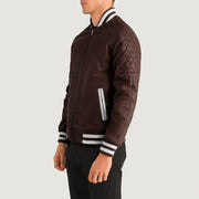 Maroon Sheepskin Leather Varsity Jacket - Rückansicht mit passgenauen Schultern &amp; sauberem Saum