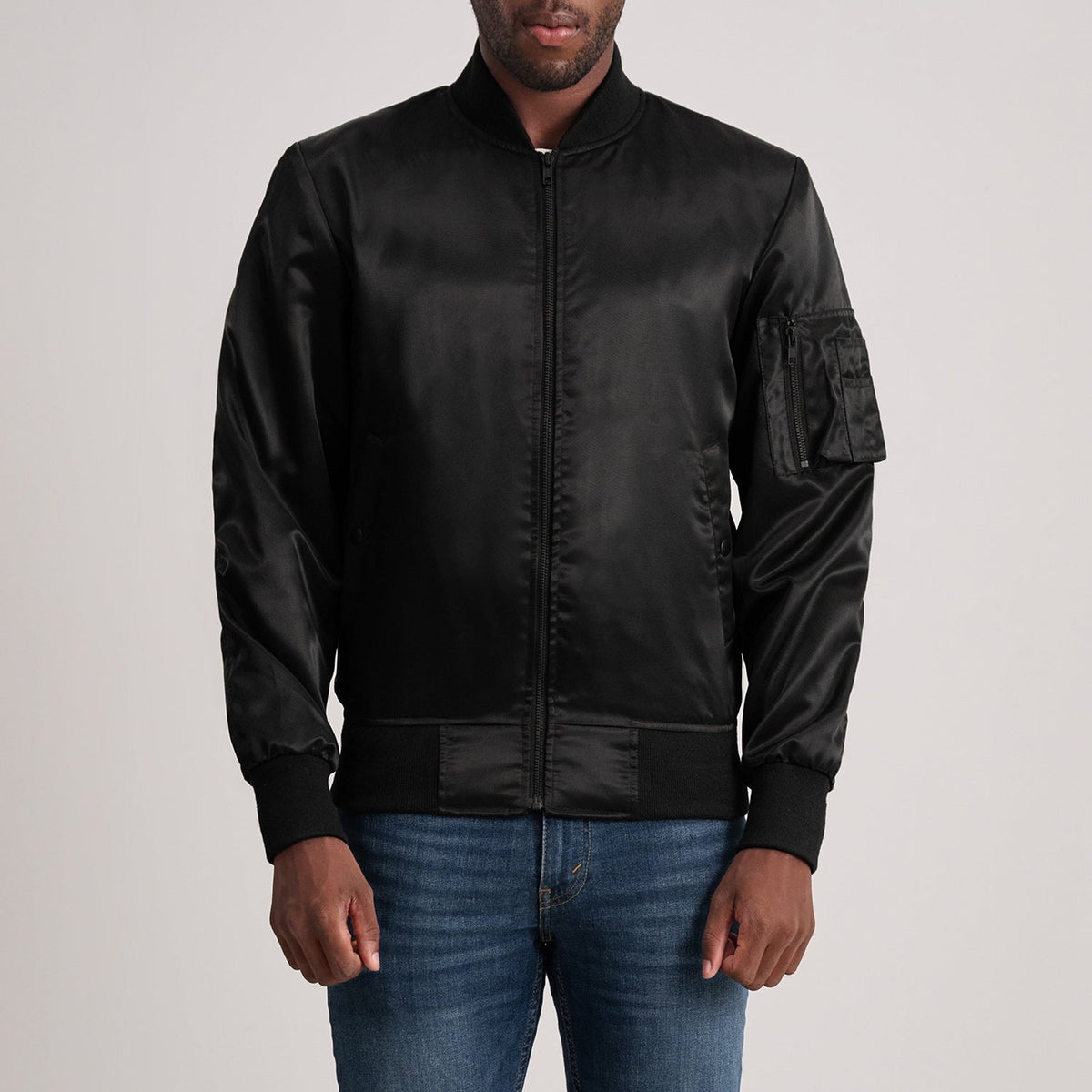 
Quinton MA-1 Schwarz Leder-Bomberjacke für Herren in Black Satin - Vorderansicht & maßgeschneiderte Silhouette | Online Kaufen