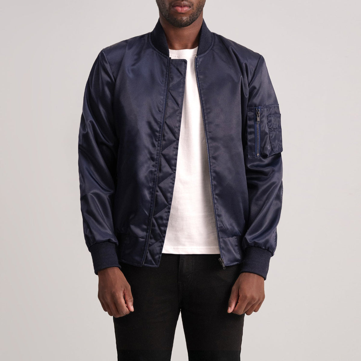 Quinton MA-1 Blau Leder-Bomberjacke für Herren - Seitenansicht mit ergonomischem Ärmelschnitt
