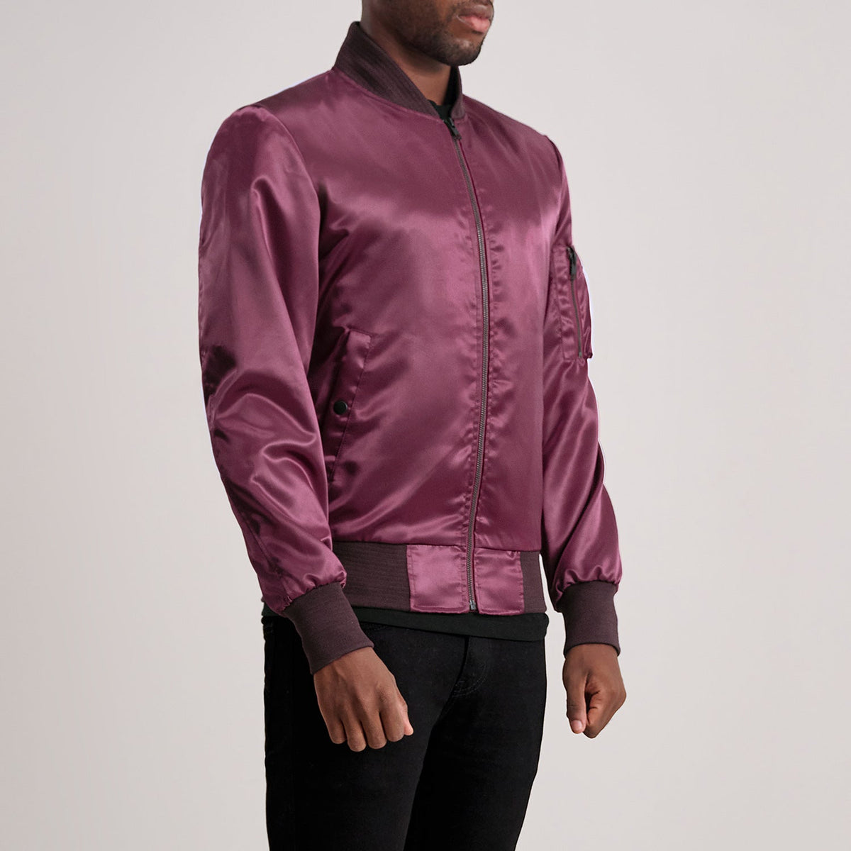 Maroon Satin Bomber Jacket - Rückansicht mit passgenauen Schultern &amp; sauberem Saum