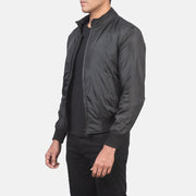 Black Nylon Bomber Jacket - Rückansicht mit passgenauen Schultern &amp; sauberem Saum