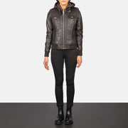 
Roslyn Brown Hooded Leather Bomber Jacket - Seitenansicht mit ergonomischem Ärmelschnitt & sportlicher Passform