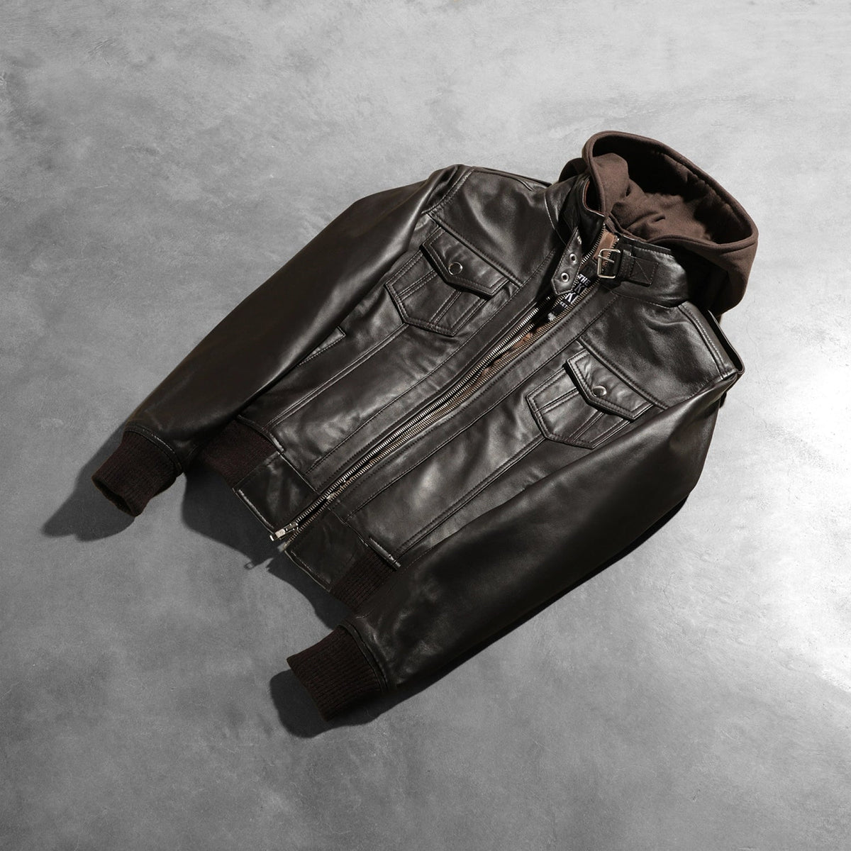 
Passform-Perspektive von Roslyn Brown Hooded Leather Bomber Jacket am Model - Natürlicher Faltenwurf im Tageslicht