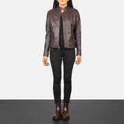 Rumella Maroon Leather Biker Jacket - Seitenansicht mit ergonomischem Ärmelschnitt