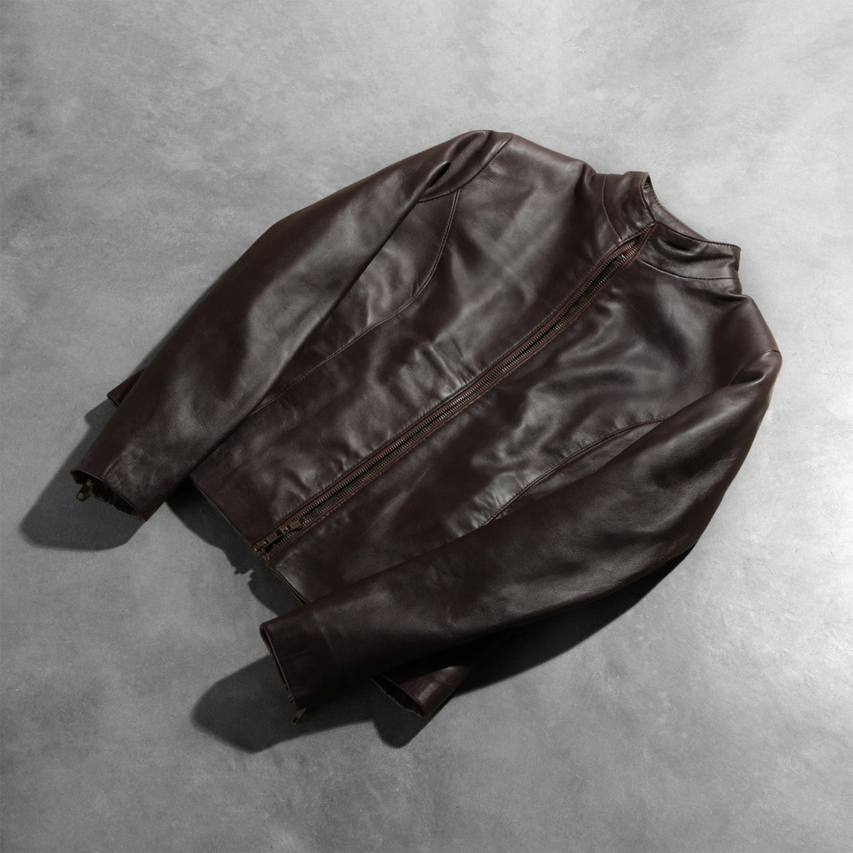 Passform-Perspektive von Rumella Maroon Leather Biker Jacket am Model - Natürlicher Faltenwurf im Tageslicht
