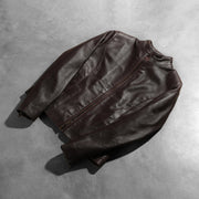 Passform-Perspektive von Rumella Maroon Leather Biker Jacket am Model - Natürlicher Faltenwurf im Tageslicht