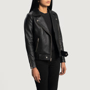
Passform-Perspektive von Rumy Maroon Leather Biker Jacket am Model - Natürlicher Faltenwurf im Tageslicht