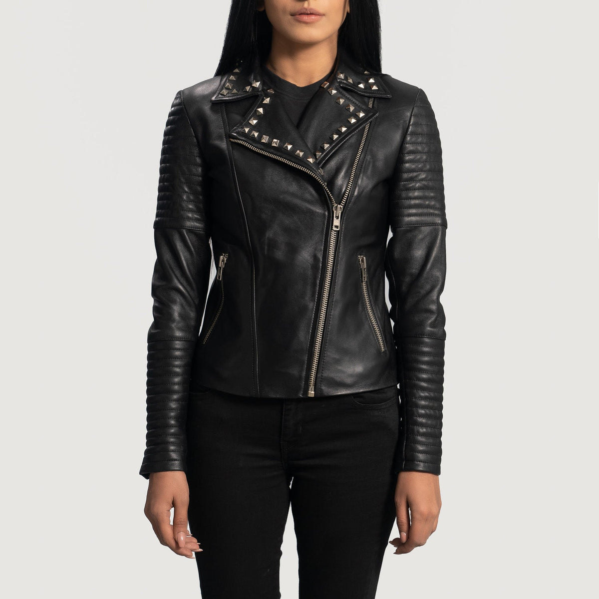 Women's Sally Mae Studded Schwarz Leder-Bikerjacke für Damen in Black Sheepskin Leather - Vorderansicht &amp; maßgeschneiderte Silhouette | Online Kaufen