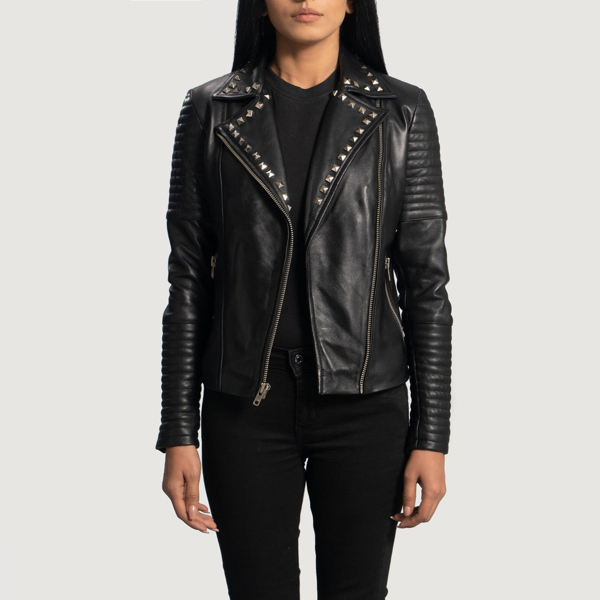 Women's Sally Mae Studded Schwarz Leder-Bikerjacke für Damen - Seitenansicht mit ergonomischem Ärmelschnitt