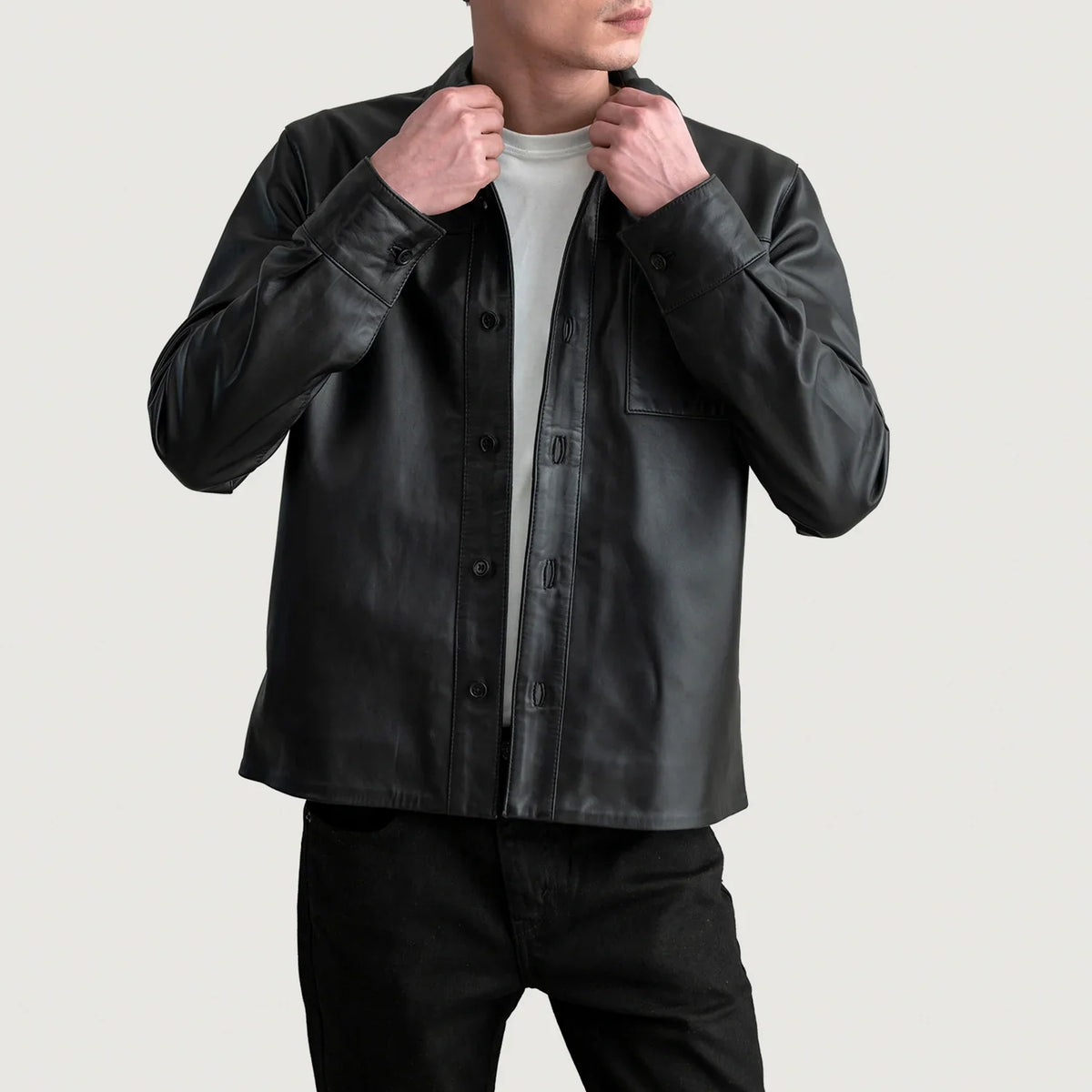 
Scout Schwarz Leather Shirt für Herren in Black Sheepskin Leather - Vorderansicht & maßgeschneiderte Silhouette | Online Kaufen