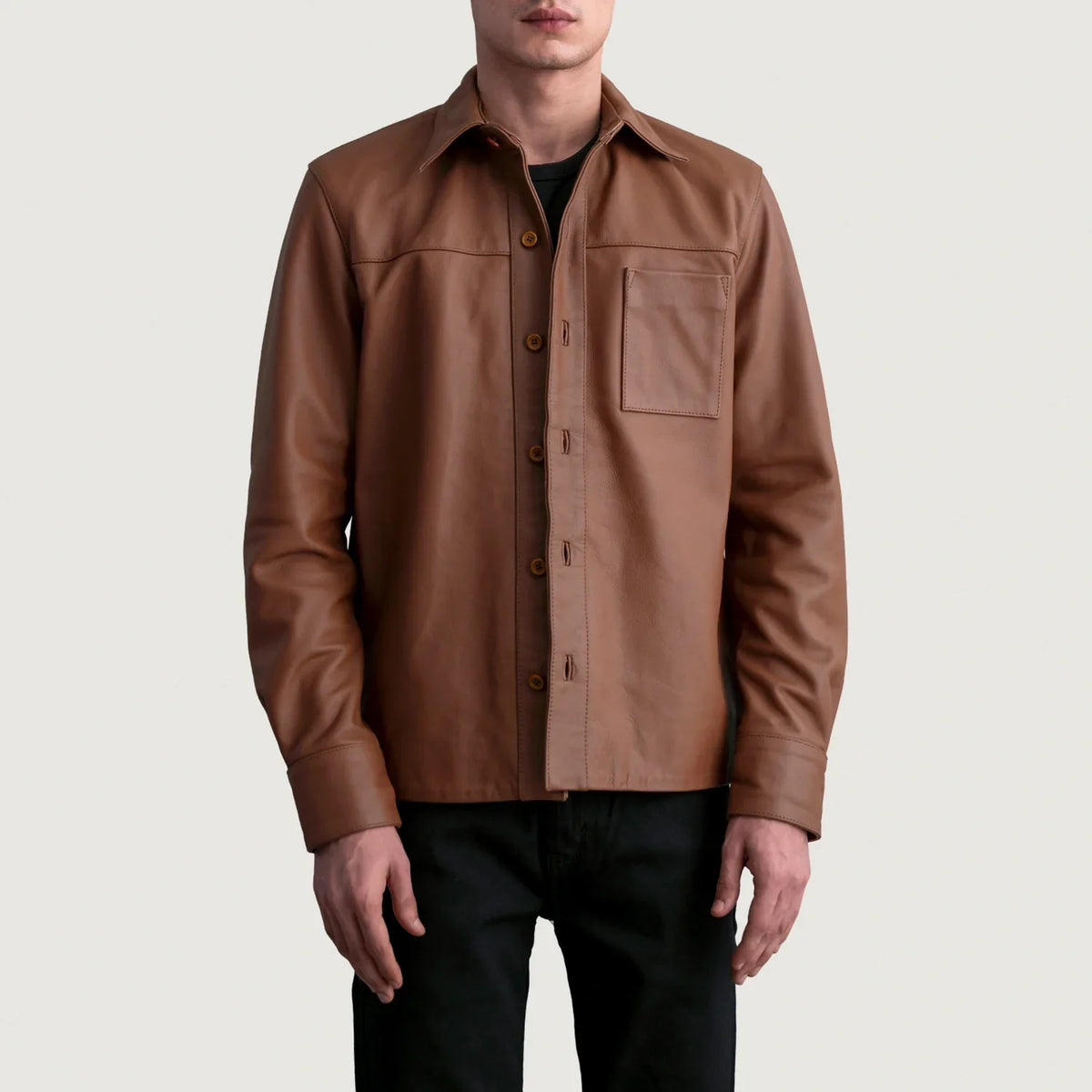 Scout Matte Braun Leather Shirt für Herren in Matte Brown Cowhide Leather - Vorderansicht &amp; maßgeschneiderte Silhouette | Online Kaufen