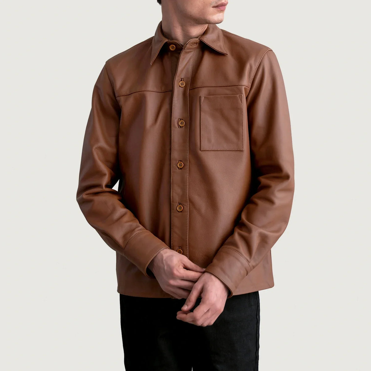 Scout Matte Braun Leather Shirt für Herren - Seitenansicht mit ergonomischem Ärmelschnitt