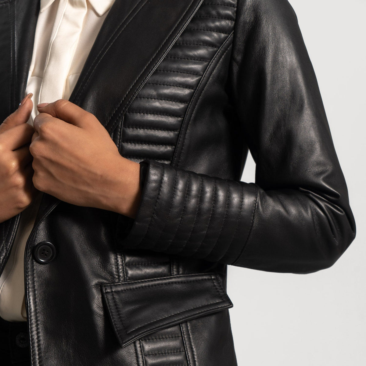 Women's Selina Schwarz Lederblazer für Damen - Seitenansicht mit ergonomischem Ärmelschnitt