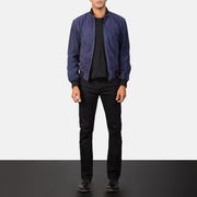 Men's Shane Navy Blue Suede Bomber Jacket - Seitenansicht mit ergonomischem Ärmelschnitt