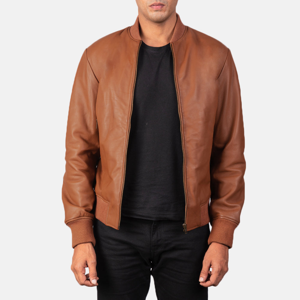 Men's Shane Braun Leder-Bomberjacke für Herren in Brown Sheepskin Leather - Vorderansicht &amp; maßgeschneiderte Silhouette | Online Kaufen