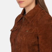 
Suzy Brown Suede Trucker Jacket - Seitenansicht mit ergonomischem Ärmelschnitt & sportlicher Passform