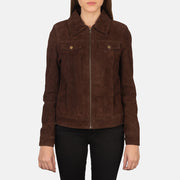 
Passform-Perspektive von Suzy Brown Suede Trucker Jacket am Model - Natürlicher Faltenwurf im Tageslicht