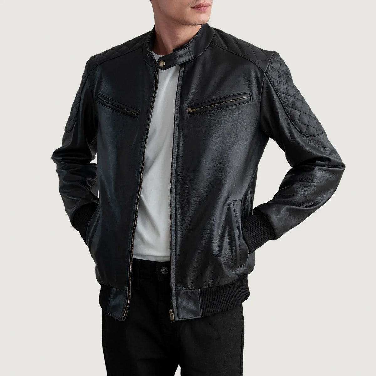 
Sven Mocha Suede Bomber Jacket - Seitenansicht mit ergonomischem Ärmelschnitt & sportlicher Passform