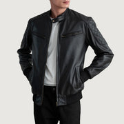 
Sven Mocha Suede Bomber Jacket - Seitenansicht mit ergonomischem Ärmelschnitt & sportlicher Passform