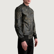 
Passform-Perspektive von Sven Mocha Suede Bomber Jacket am Model - Natürlicher Faltenwurf im Tageslicht